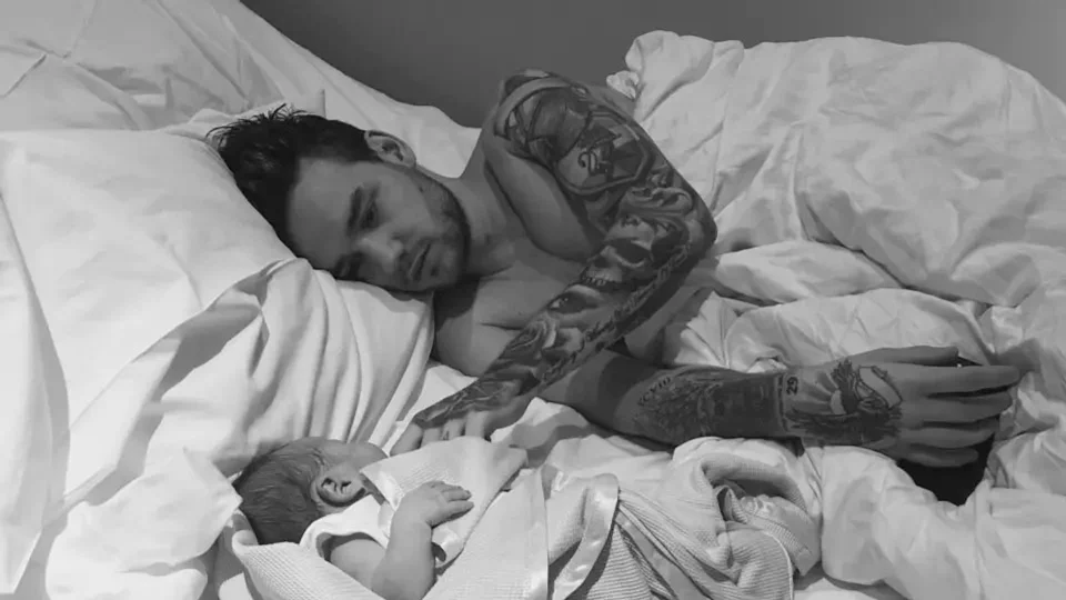 99633f237ec7-6eac555450ff-liam-payne-bear-bed