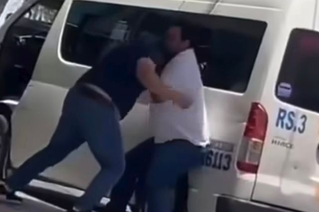 chofer_de_transporte_publico_se_enfrenta_a_golpes_con_automovilista_en_izucar